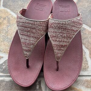 FitFlop Women's Lulu Shimmerweave Thong Sandal Clay Brown Maroon Size 8.